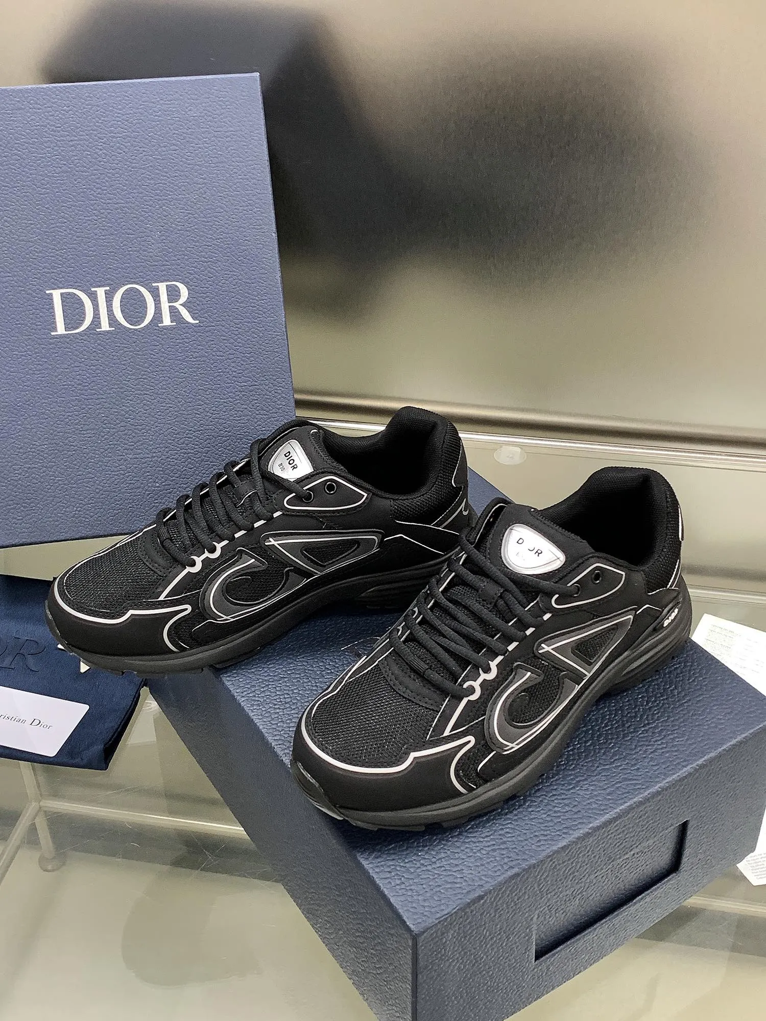 👟👟Ex-factory price 660👟👟 Newly upgraded Dior B30 series dad sneakers. New B30 sneakers. Dad Shoes style shoes that follow the trend of the retro market. The Dior logo on the tongue also indicates that this pair of shoes is the B30 model! B30 uses fine-textured leather and mesh cloth materials to form a shoe body. There are conspicuous letters CD on both sides of the shoe body to indicate identity. Many lines on the shoe body outline details to make the shoes look less monotonous and full of retro flavor. The delivery counter is exquisitely packaged🛍📦 ▪️Fabric: Original customized technical fabric + mesh ▪️Inner lining: Customized breathable lining ▪️Outsole: IP+TPU outsole ▪️Sole thickness: 3.5CM ▪️Size: Women’s size 35-40 / Men’s size 39-45